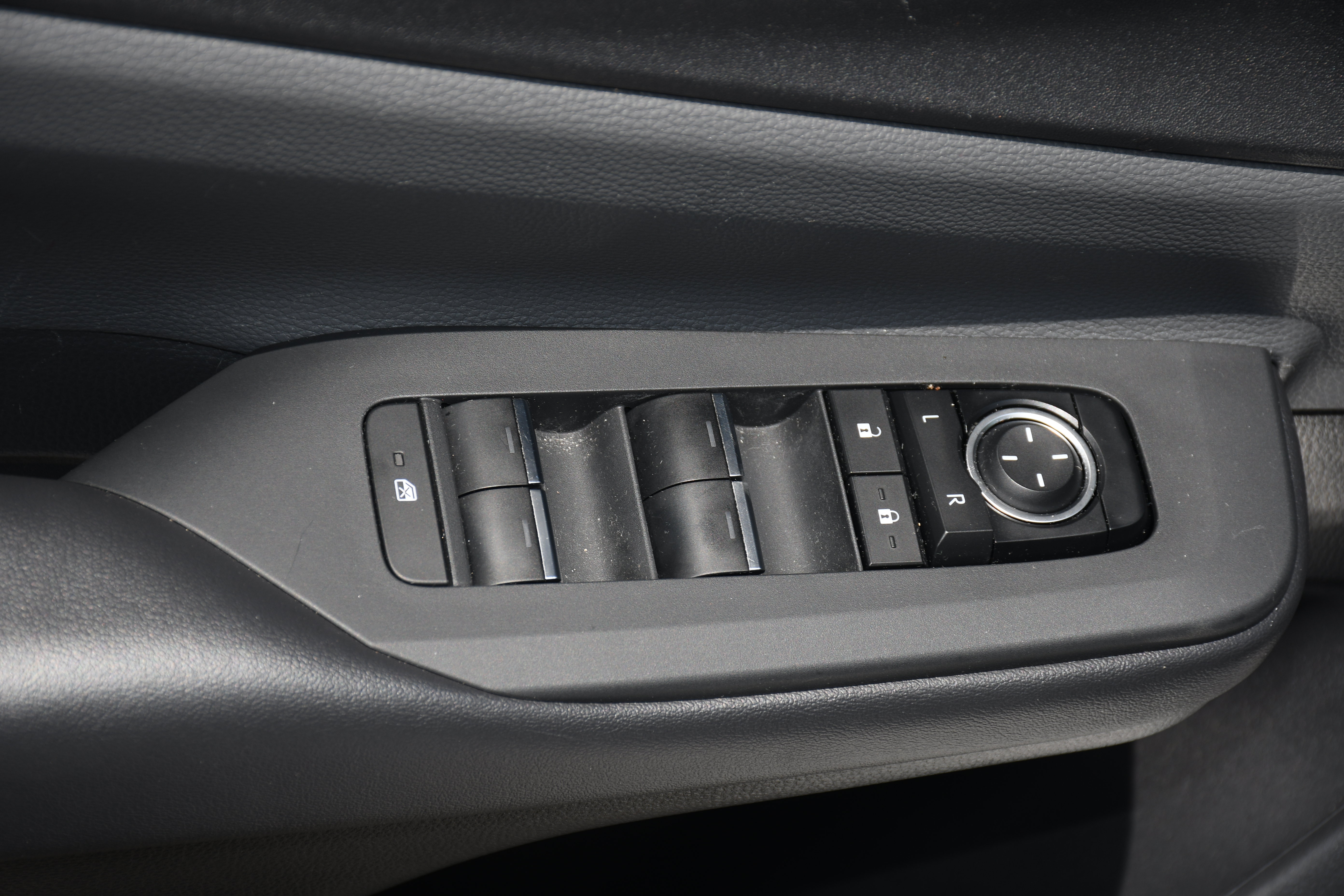 Used 2024 Toyota Prius XLE FWD image 10