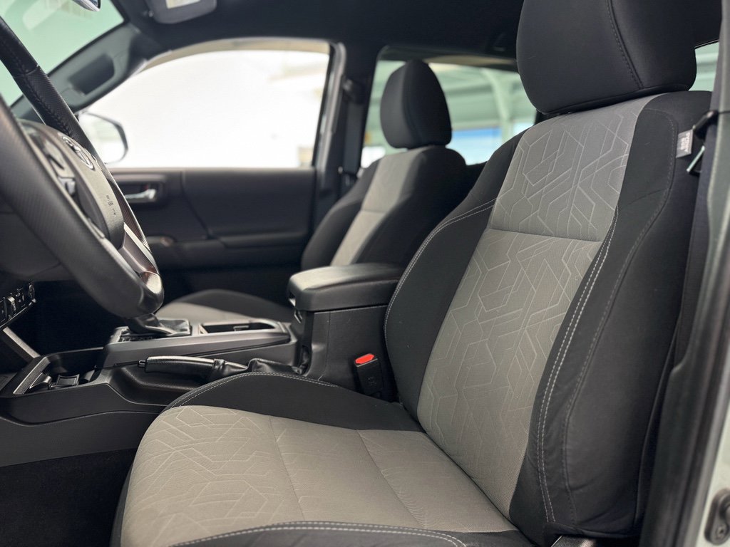 Used 2022 Toyota Tacoma TRD Sport w/ Technology Package image 14