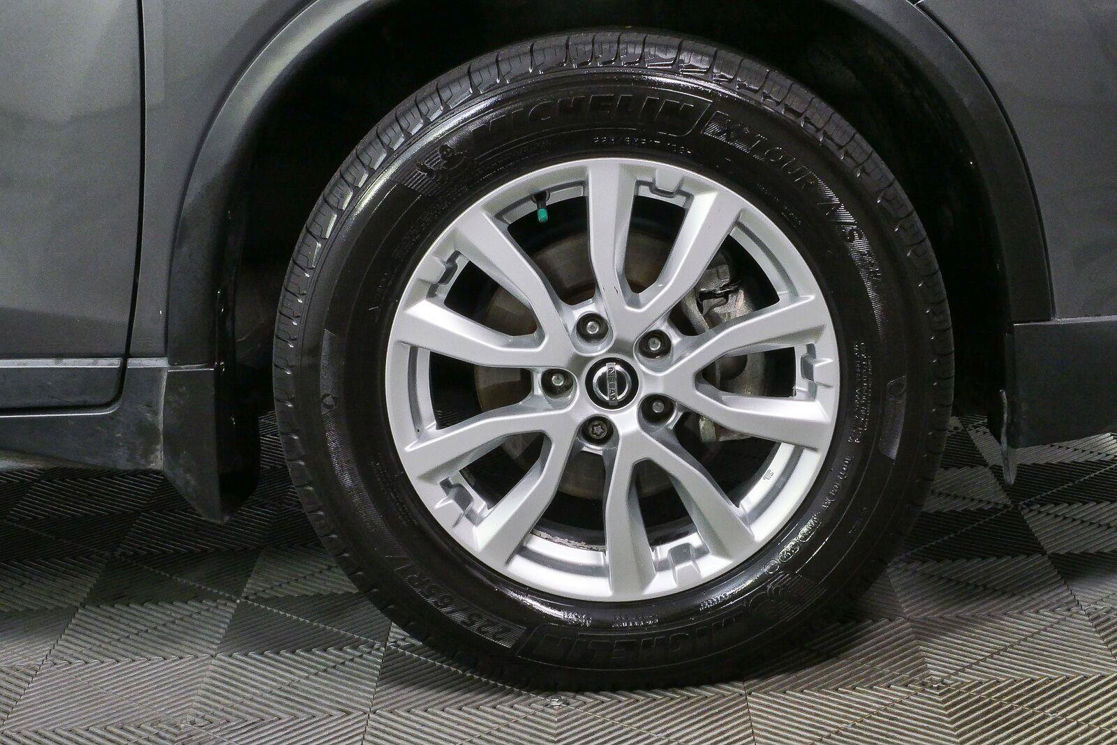 Used 2017 Nissan Rogue SV FWD image 38