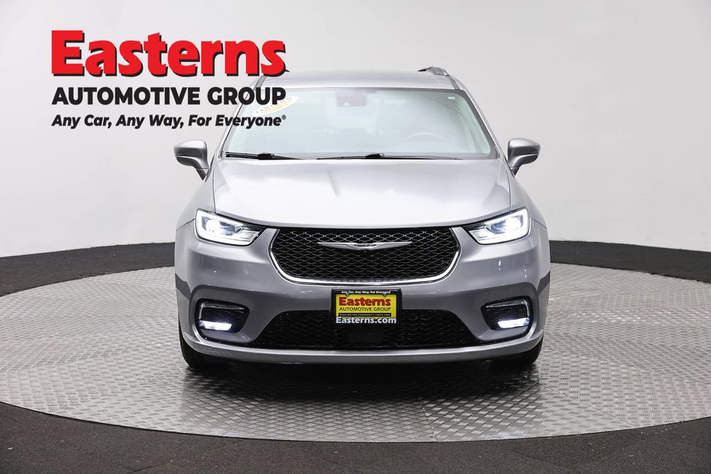 Used 2021 Chrysler Pacifica Touring-L FWD image 2