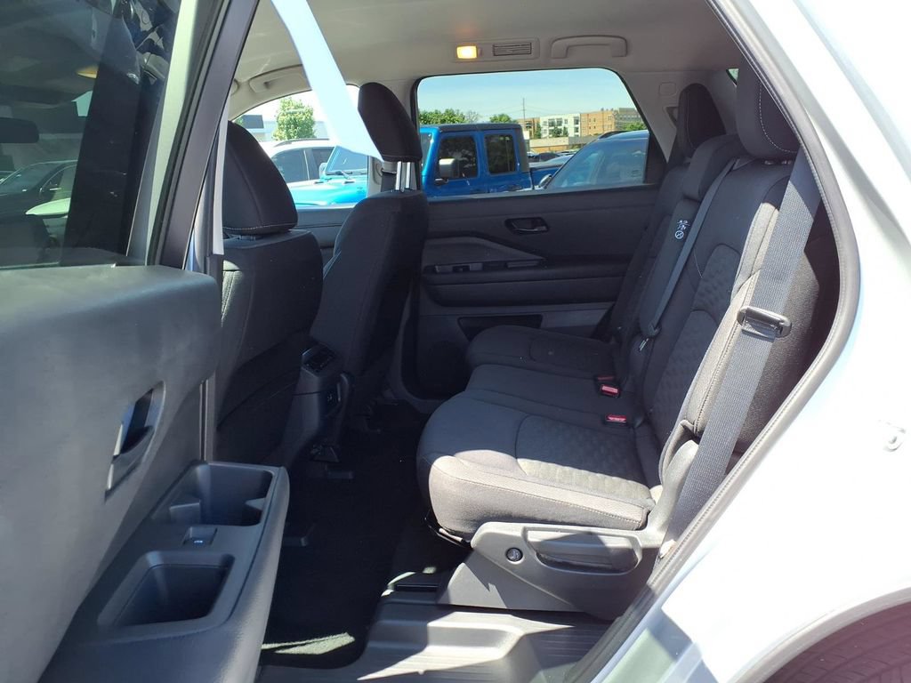 Used 2025 Nissan Pathfinder SV AWD/4WD image 19