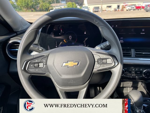 Used 2025 Chevrolet Trax LT FWD image 16