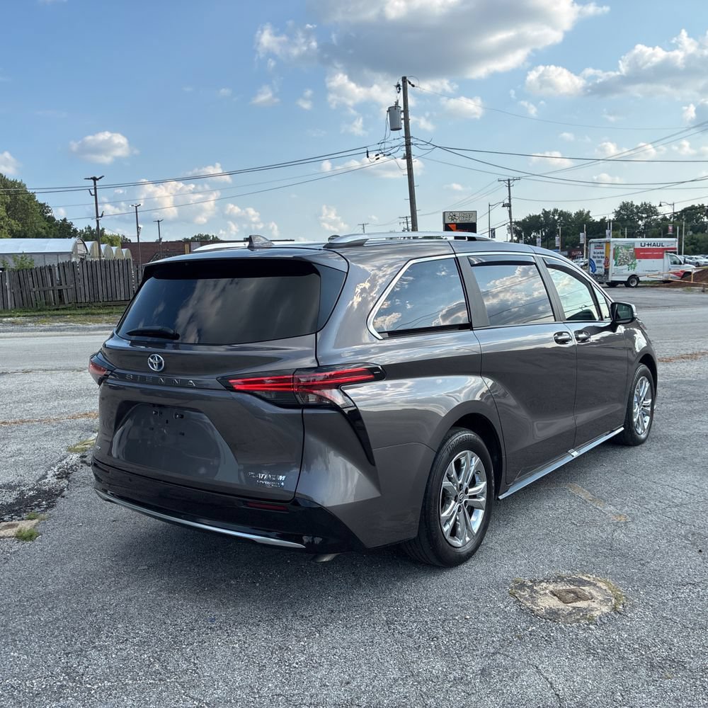 Used 2024 Toyota Sienna Platinum AWD/4WD image 3