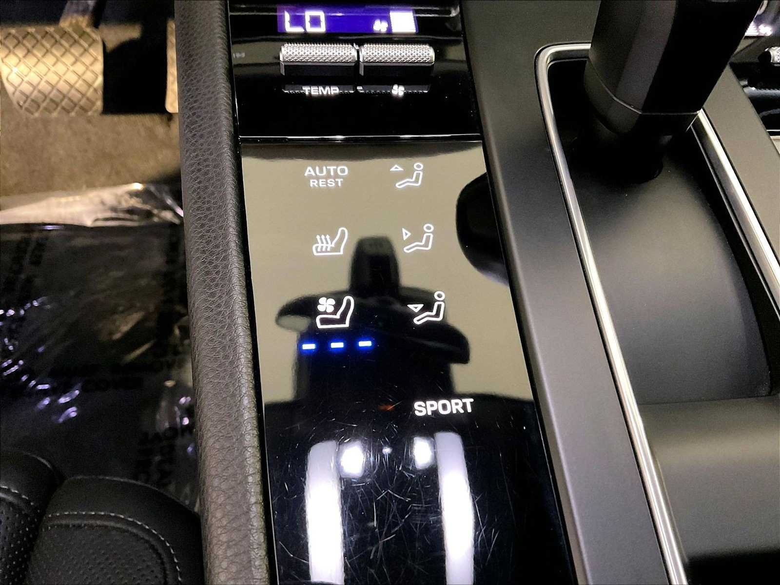 Certified 2023 Porsche Macan AWD/4WD image 39