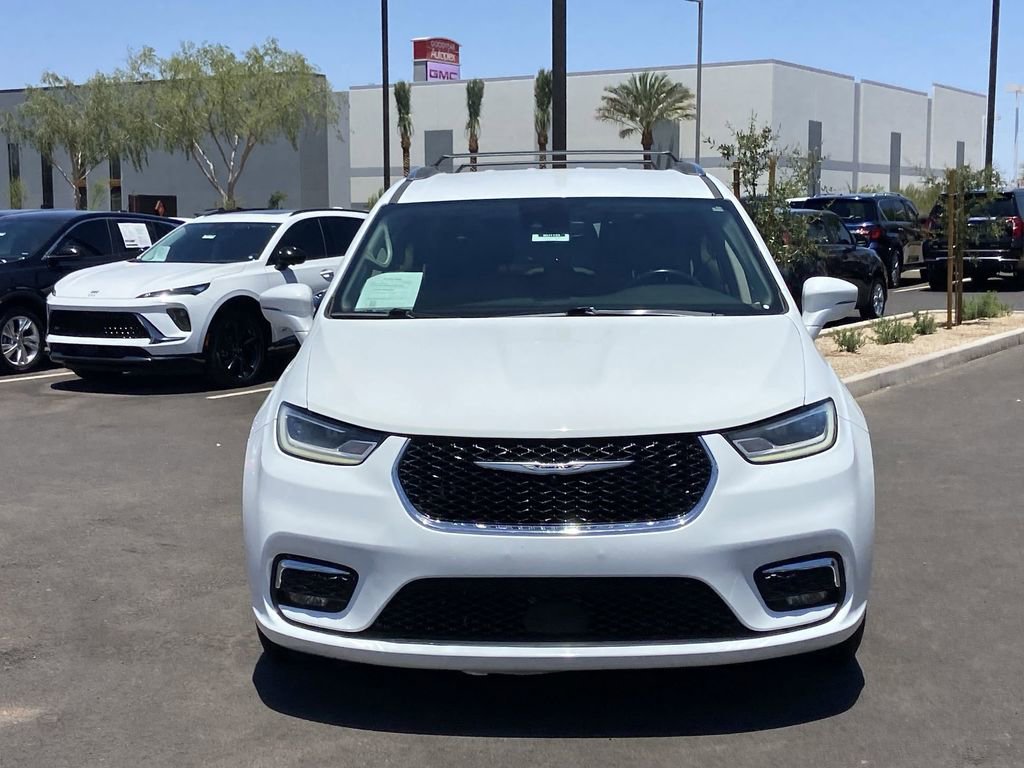 Used 2021 Chrysler Pacifica Touring-L FWD image 3