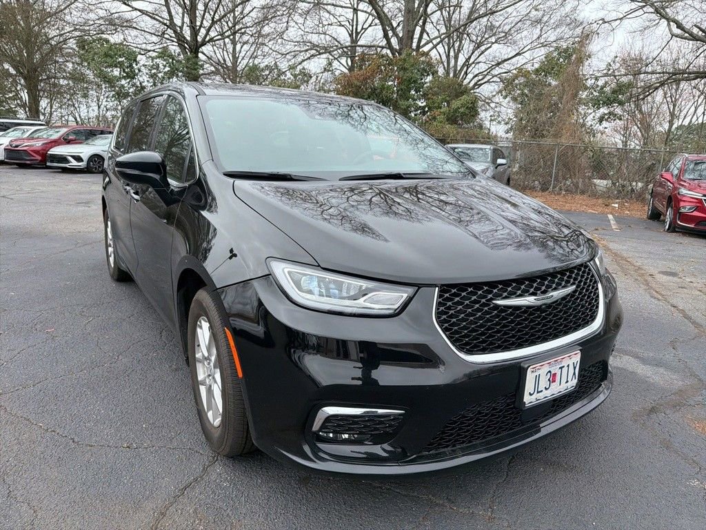 Used 2025 Chrysler Pacifica Select image 6