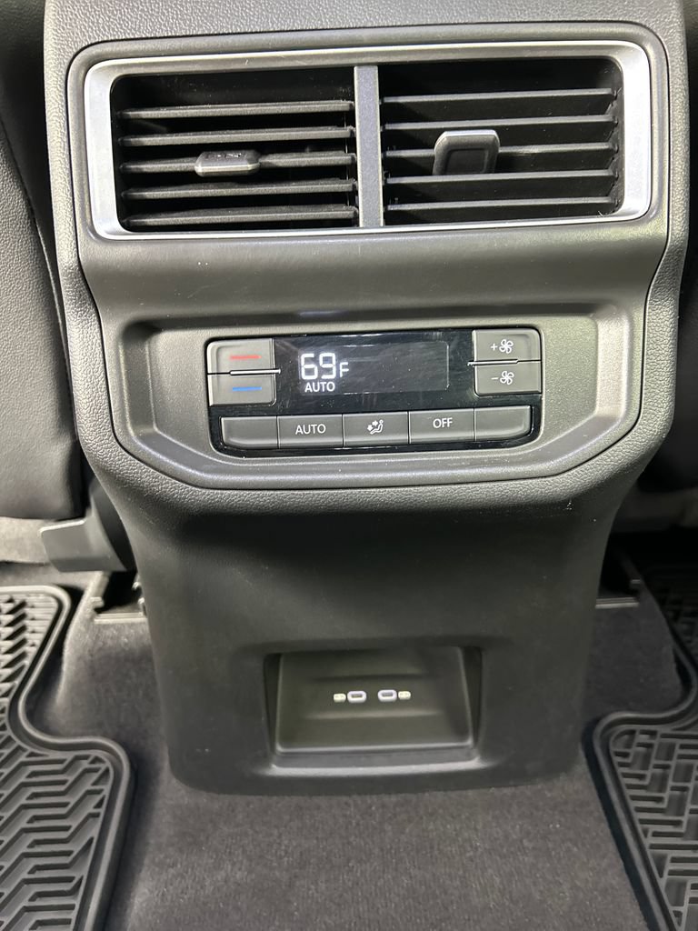 Used 2024 Volkswagen Atlas SE FWD image 17