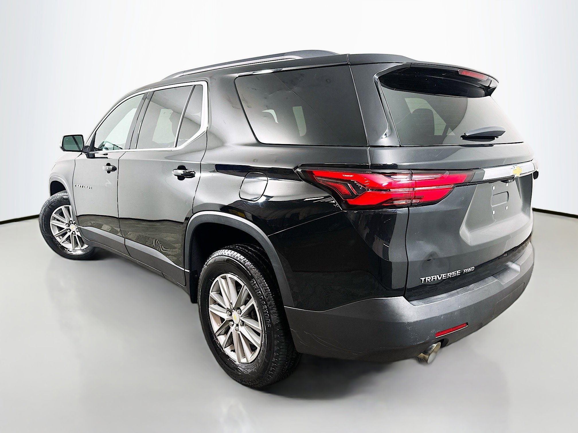 Used 2023 Chevrolet Traverse LT w/ Rear Camera Mirror Package AWD/4WD image 5