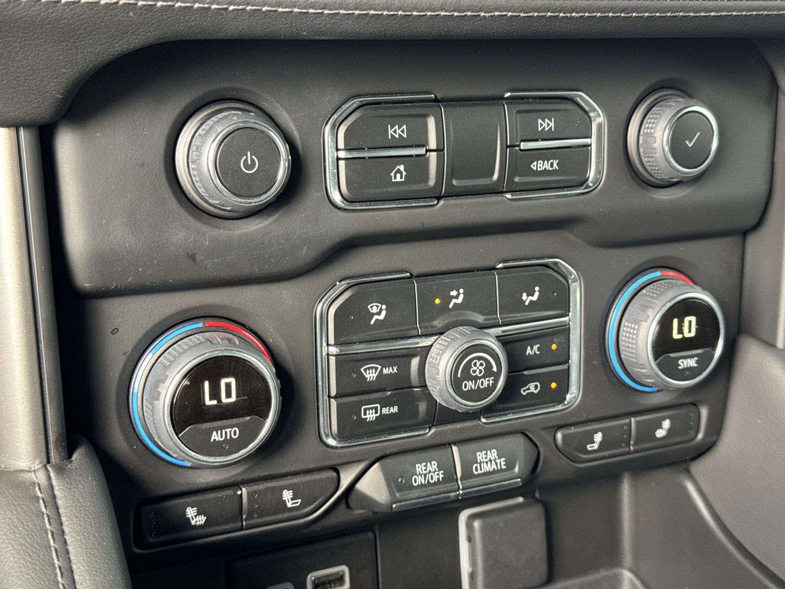 Used 2024 Chevrolet Tahoe Z71 w/ Luxury Package image 16