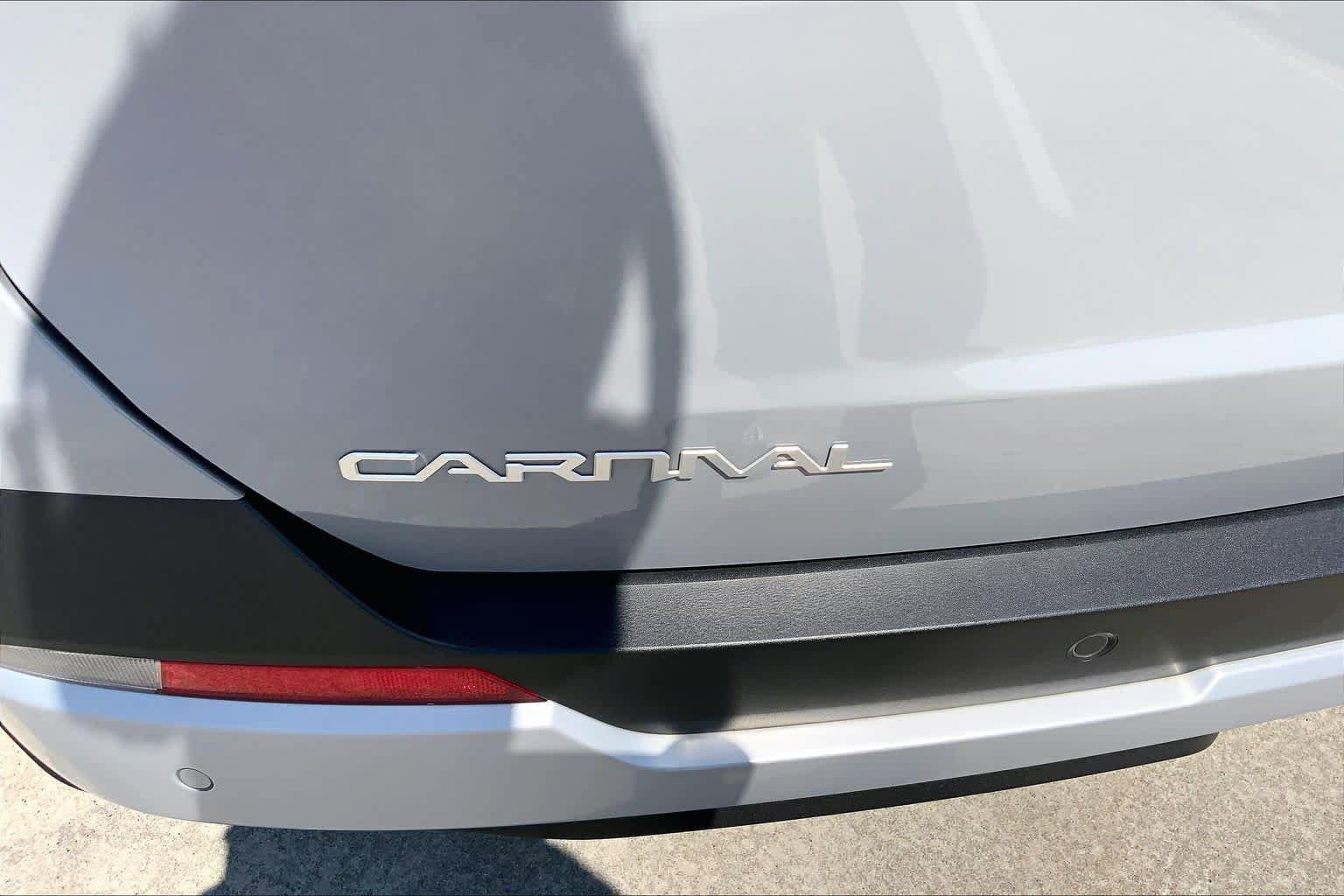 Used 2025 Kia Carnival EX FWD image 10
