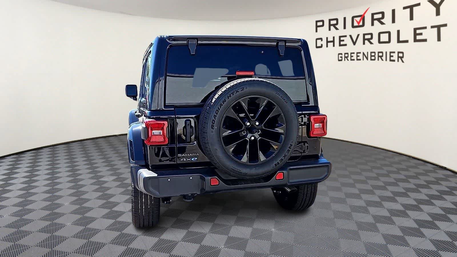 Used 2025 Jeep Wrangler Unlimited Sahara AWD/4WD image 7