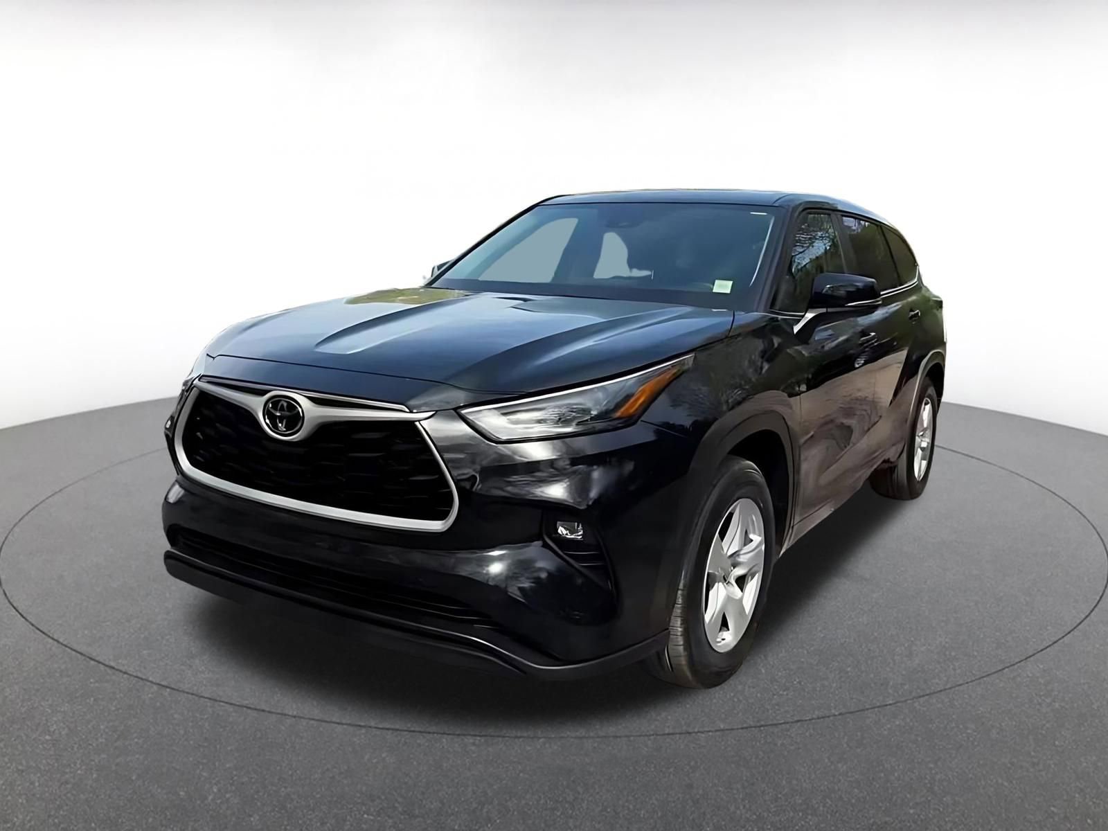 Used 2025 Toyota Highlander LE FWD image 7
