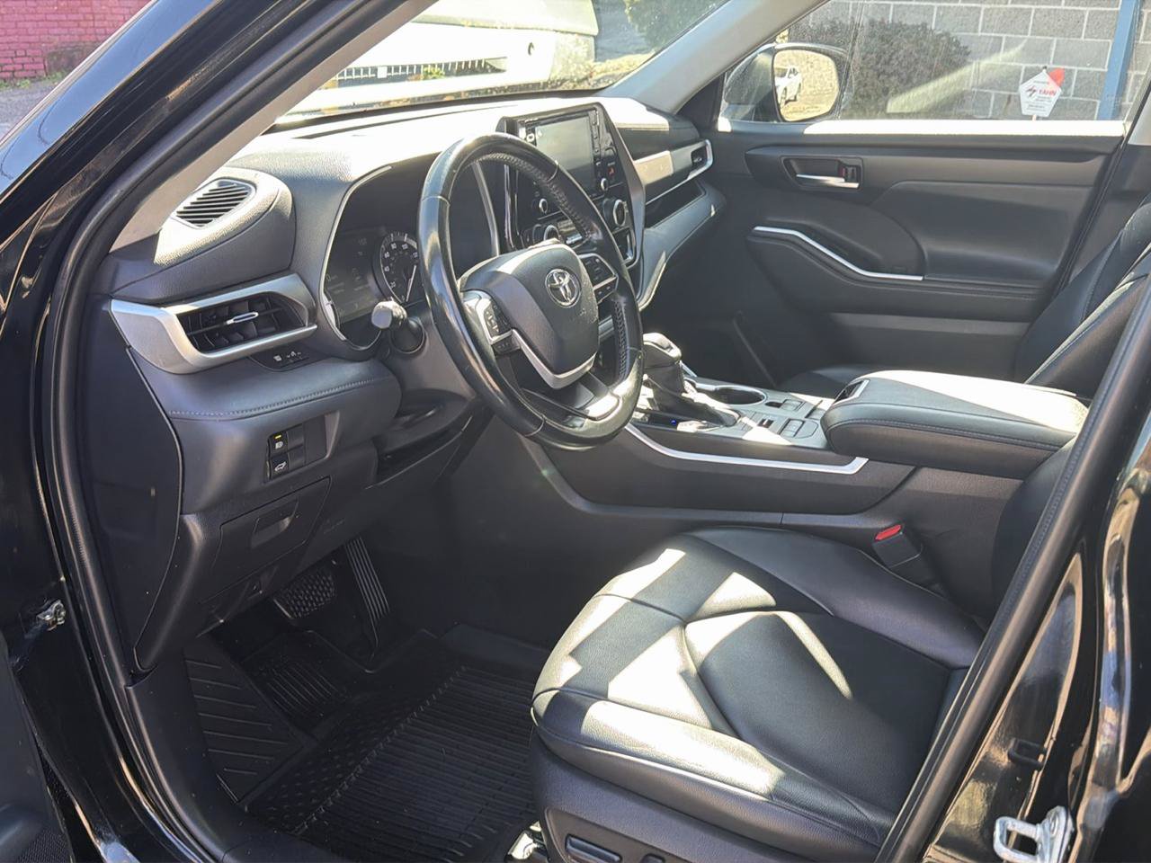 Used 2022 Toyota Highlander XLE AWD/4WD image 21