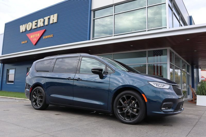 Used 2025 Chrysler Pacifica Limited FWD image 1