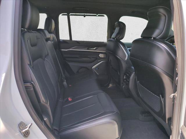 Used 2022 Jeep Grand Cherokee Overland w/ Luxury Tech Group IV AWD/4WD image 21