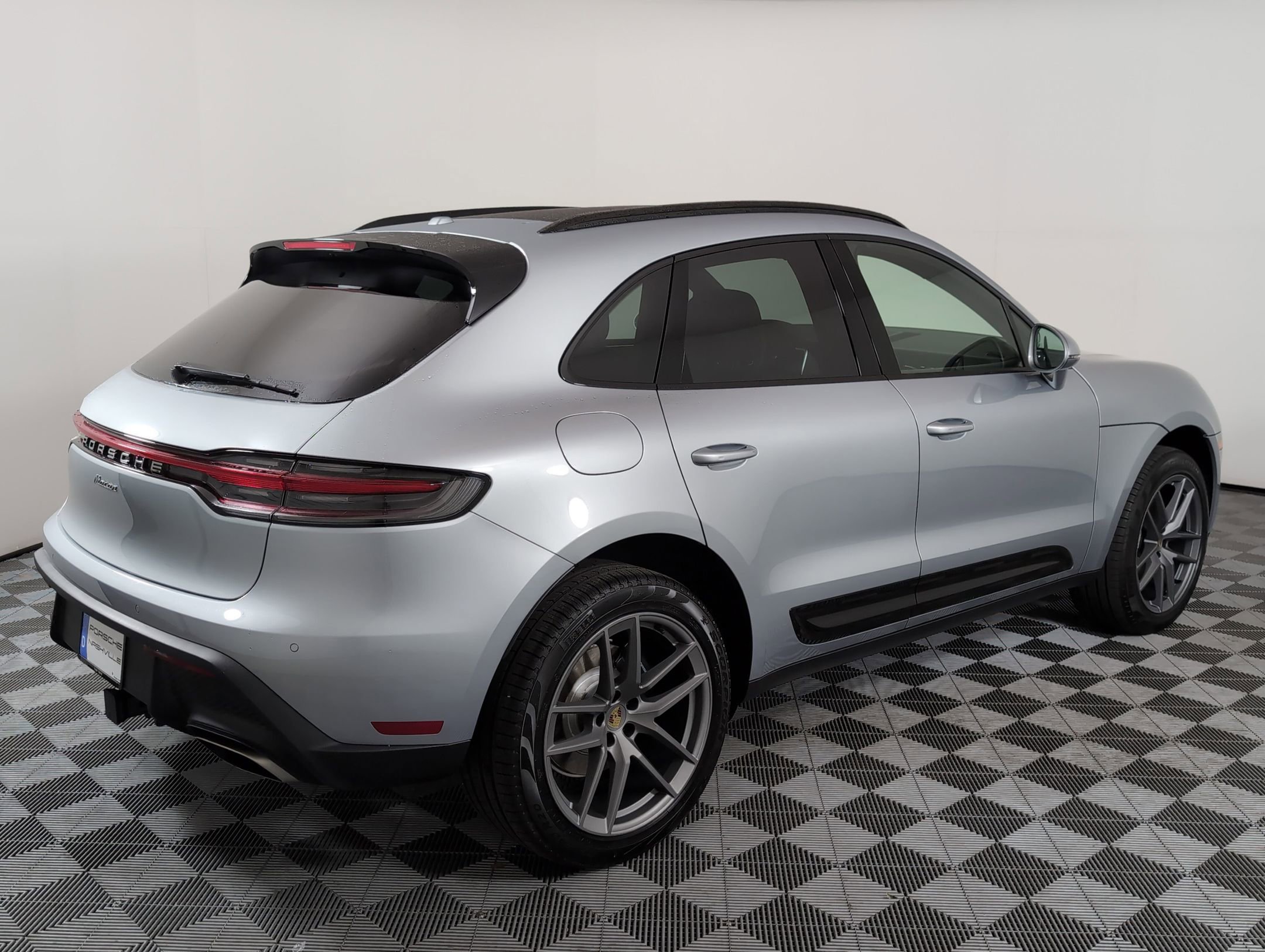 Certified 2025 Porsche Macan image 8