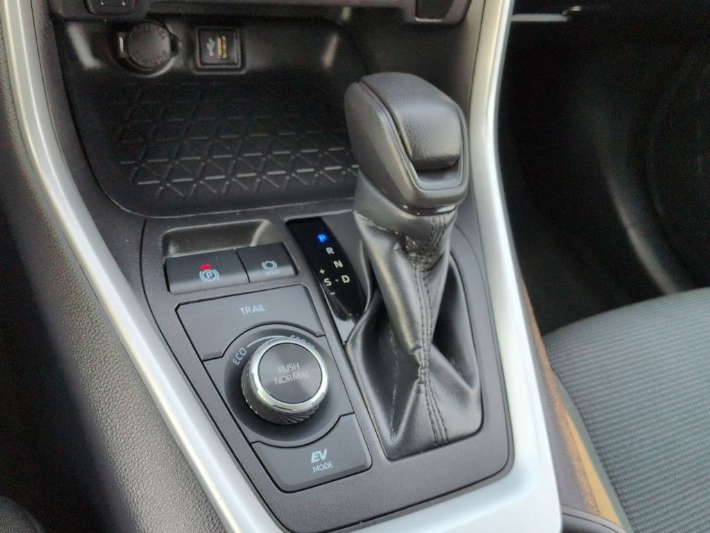 Used 2024 Toyota RAV4 LE AWD/4WD image 16