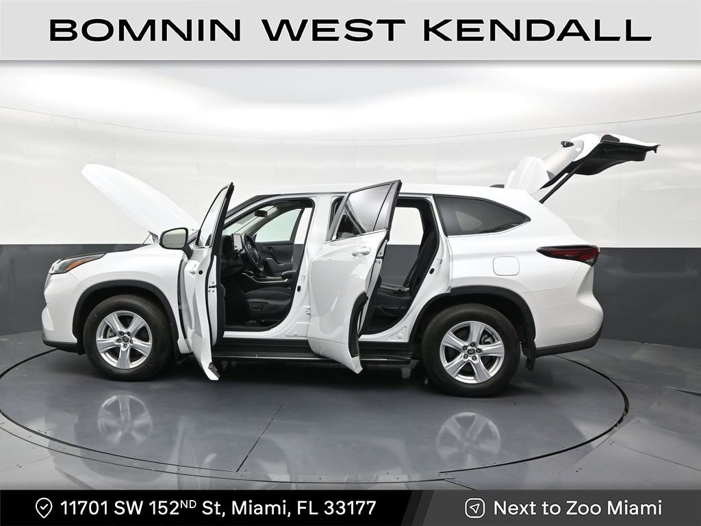Used 2025 Toyota Highlander LE image 30