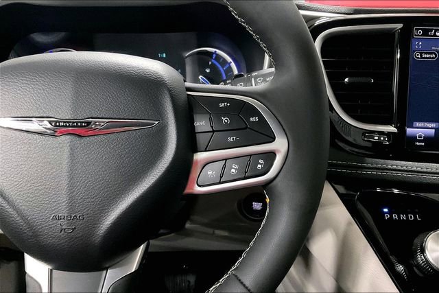 Used 2024 Chrysler Pacifica Limited FWD image 19