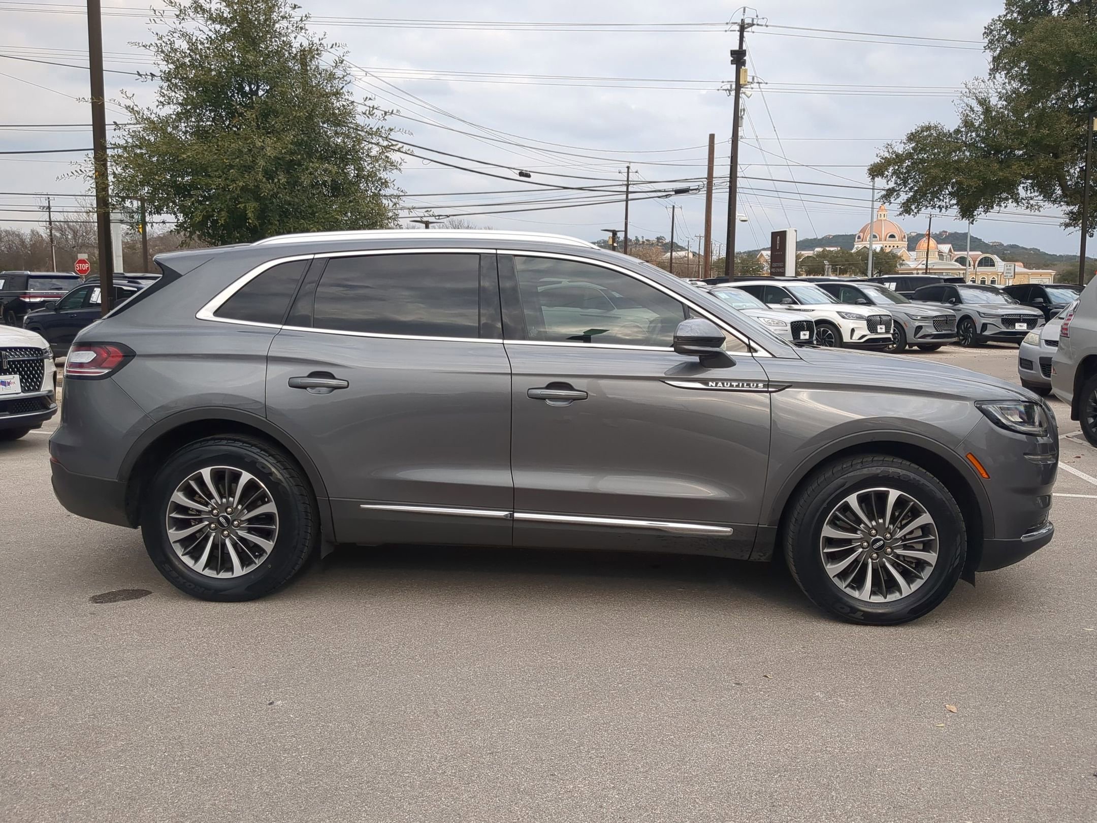 Used 2023 Lincoln Nautilus FWD w/ Premium Package image 2