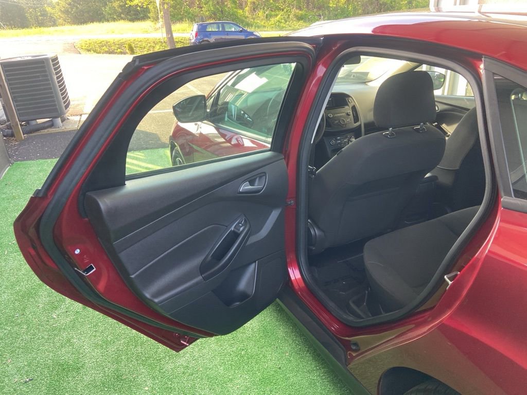 Used 2017 Ford Focus SE FWD image 39