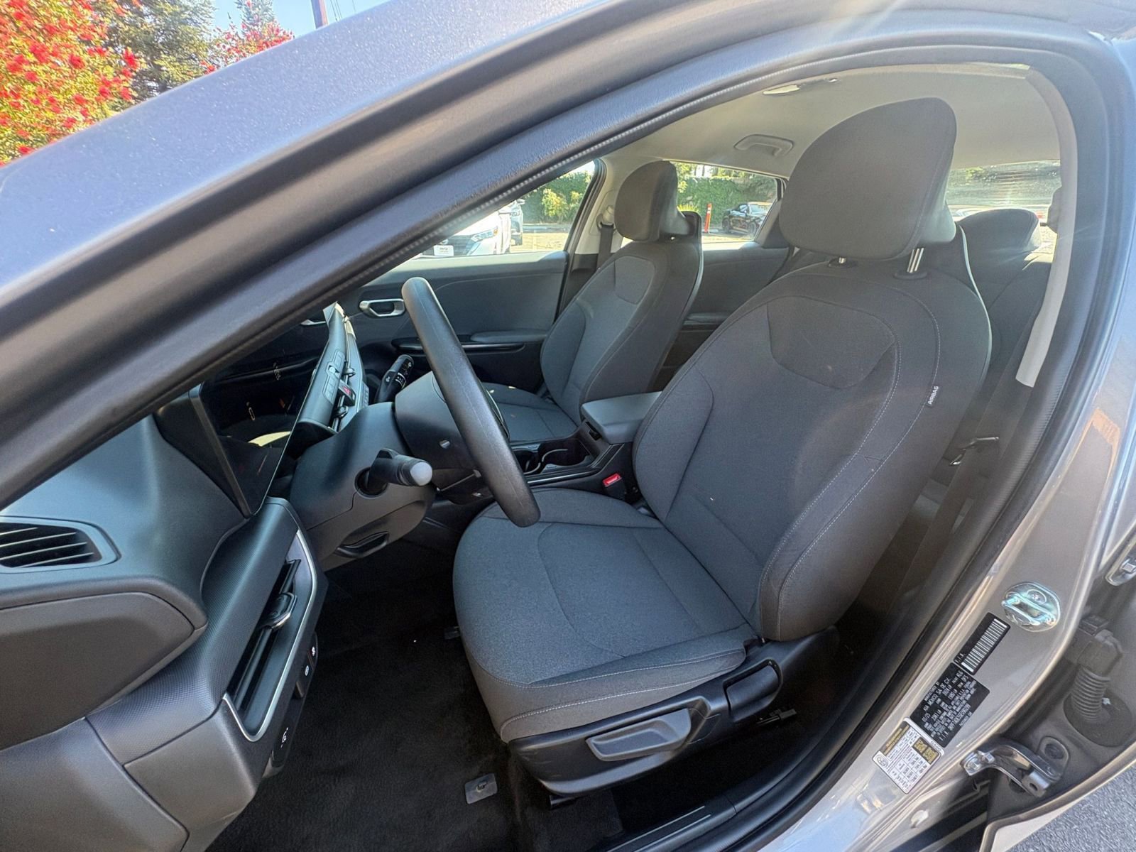 Used 2025 Kia K4 LXS image 36