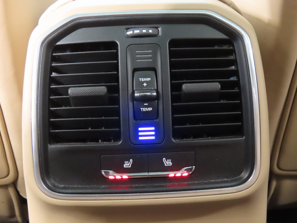 Certified 2023 Porsche Macan AWD/4WD image 31
