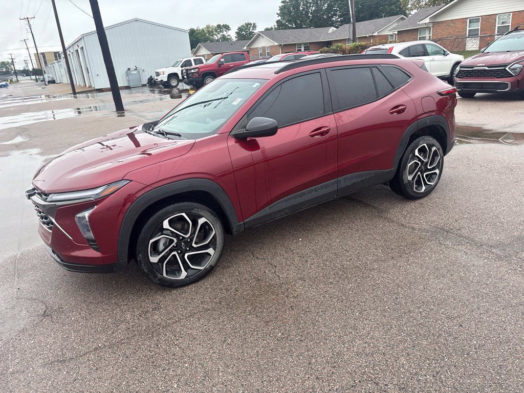 Used 2024 Chevrolet Trax RS w/ Sunroof Package FWD image 3