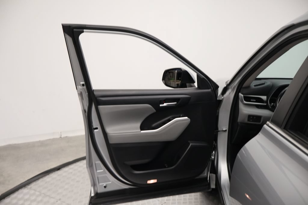 Used 2023 Toyota Highlander XLE FWD image 16