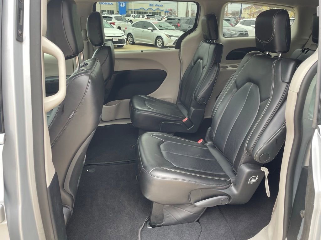 Used 2023 Chrysler Pacifica Touring-L image 11