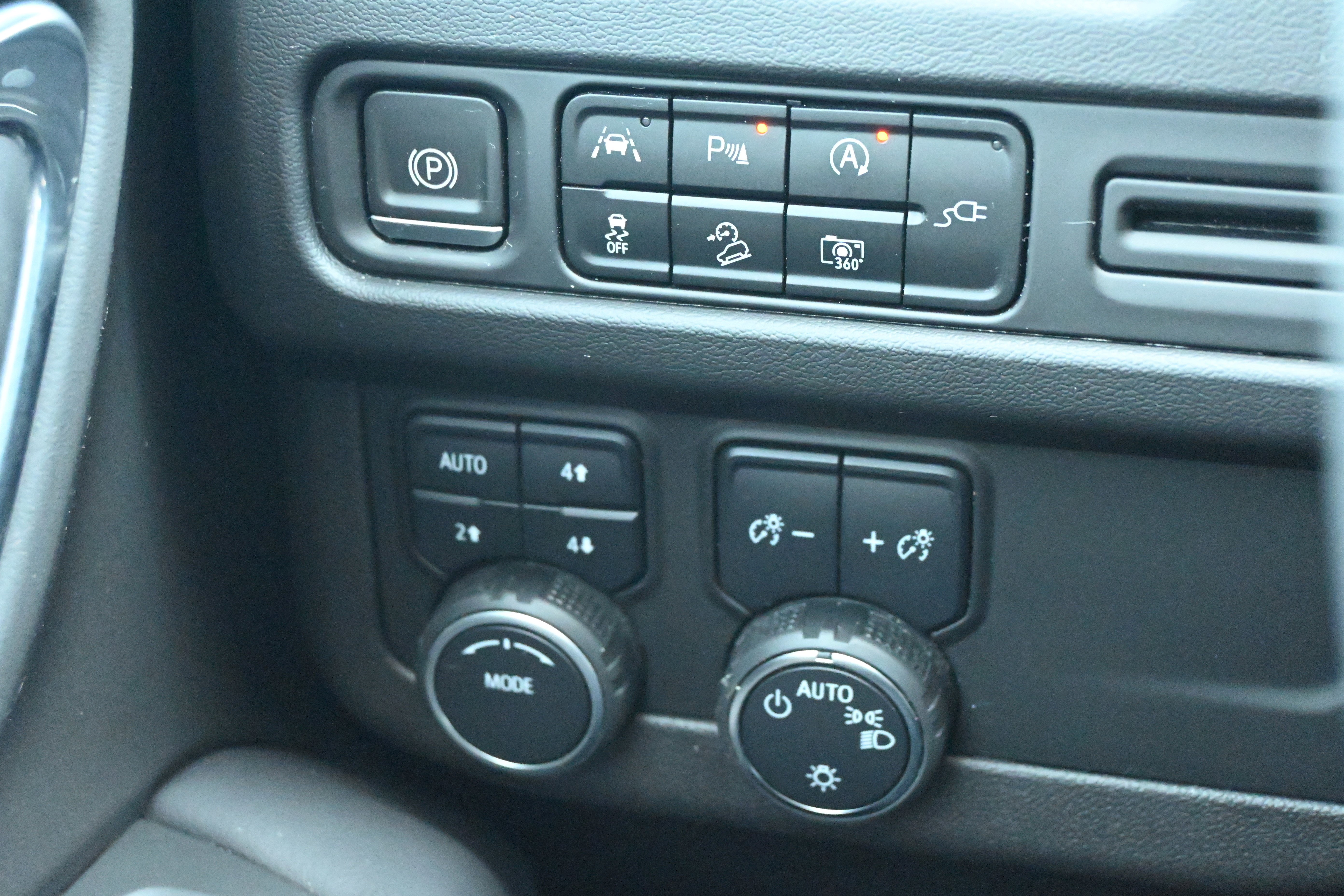 Used 2022 Chevrolet Tahoe Z71 w/ Luxury Package AWD/4WD image 32