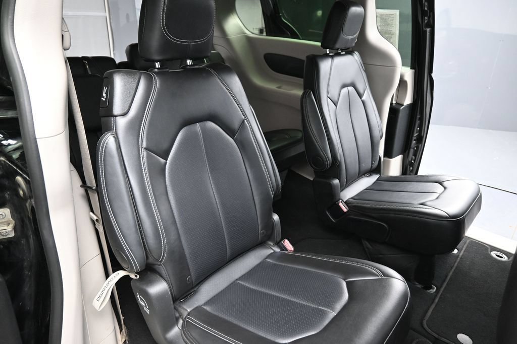 Used 2024 Chrysler Pacifica Touring-L FWD image 26