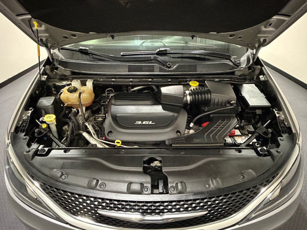 Used 2017 Chrysler Pacifica Touring-L FWD image 17