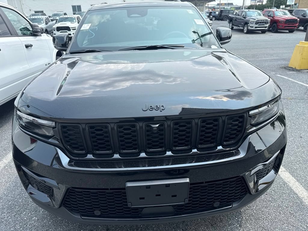 Used 2025 Jeep Grand Cherokee Limited w/ Luxury Tech Group II AWD/4WD image 9