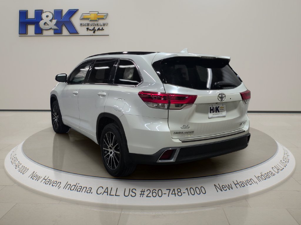 Used 2017 Toyota Highlander SE AWD/4WD image 4
