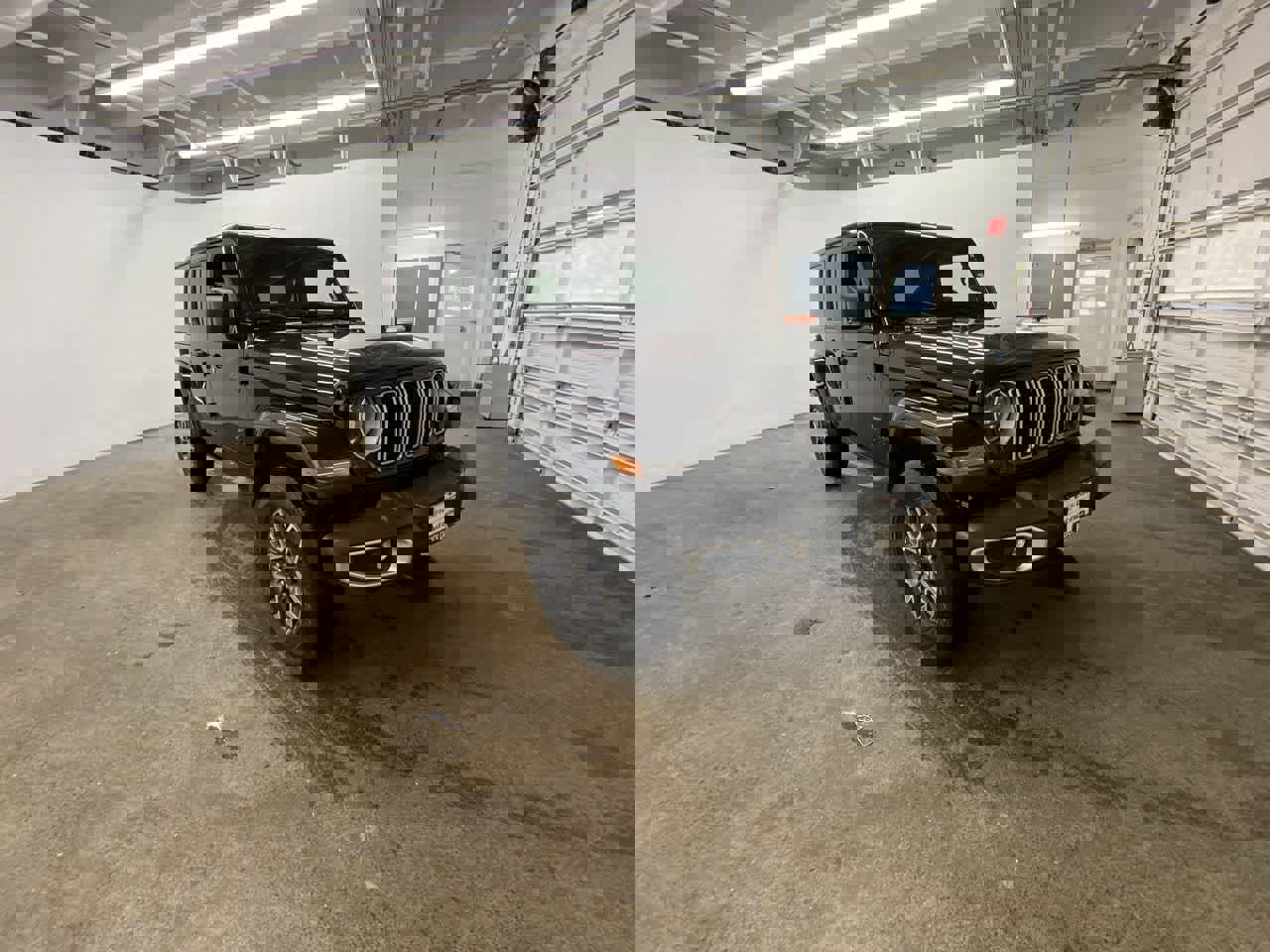 Used 2025 Jeep Wrangler Sahara image 8