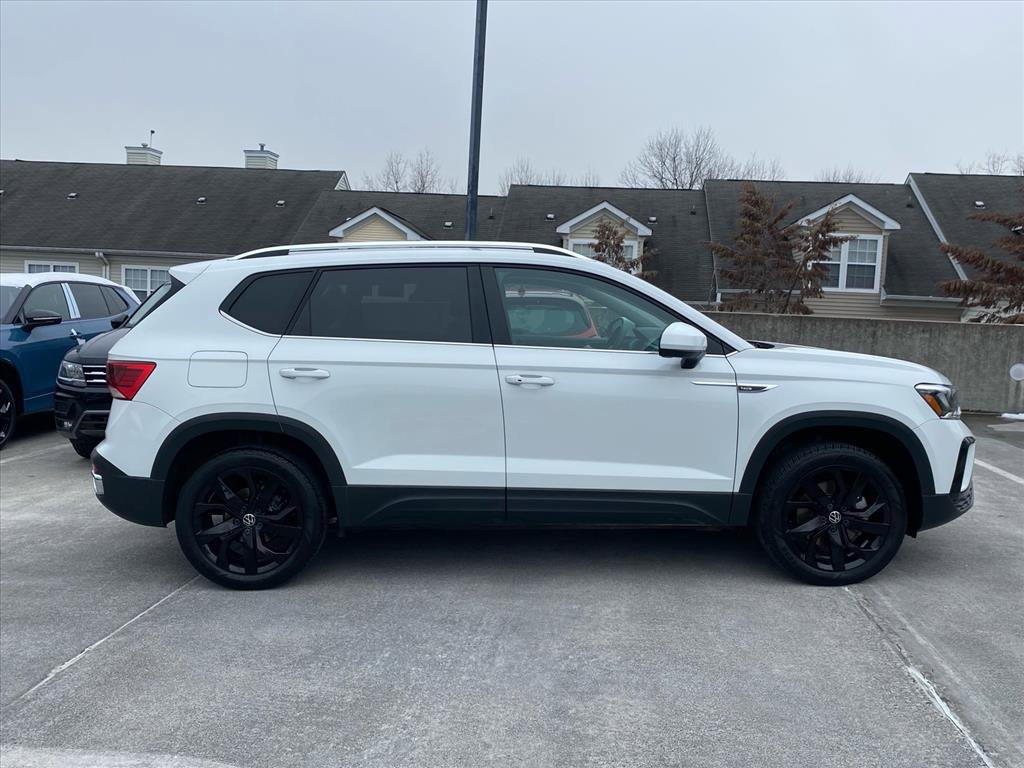 Certified 2023 Volkswagen Taos SE w/ Panoramic Sunroof Package image 2