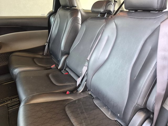 Used 2025 Kia Carnival FWD image 13