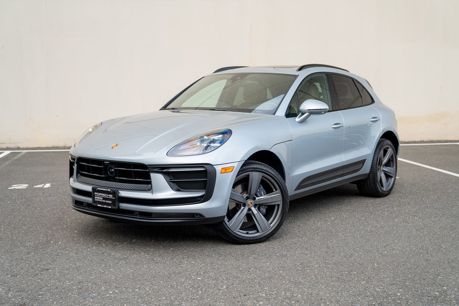 Used 2025 Porsche Macan image 1