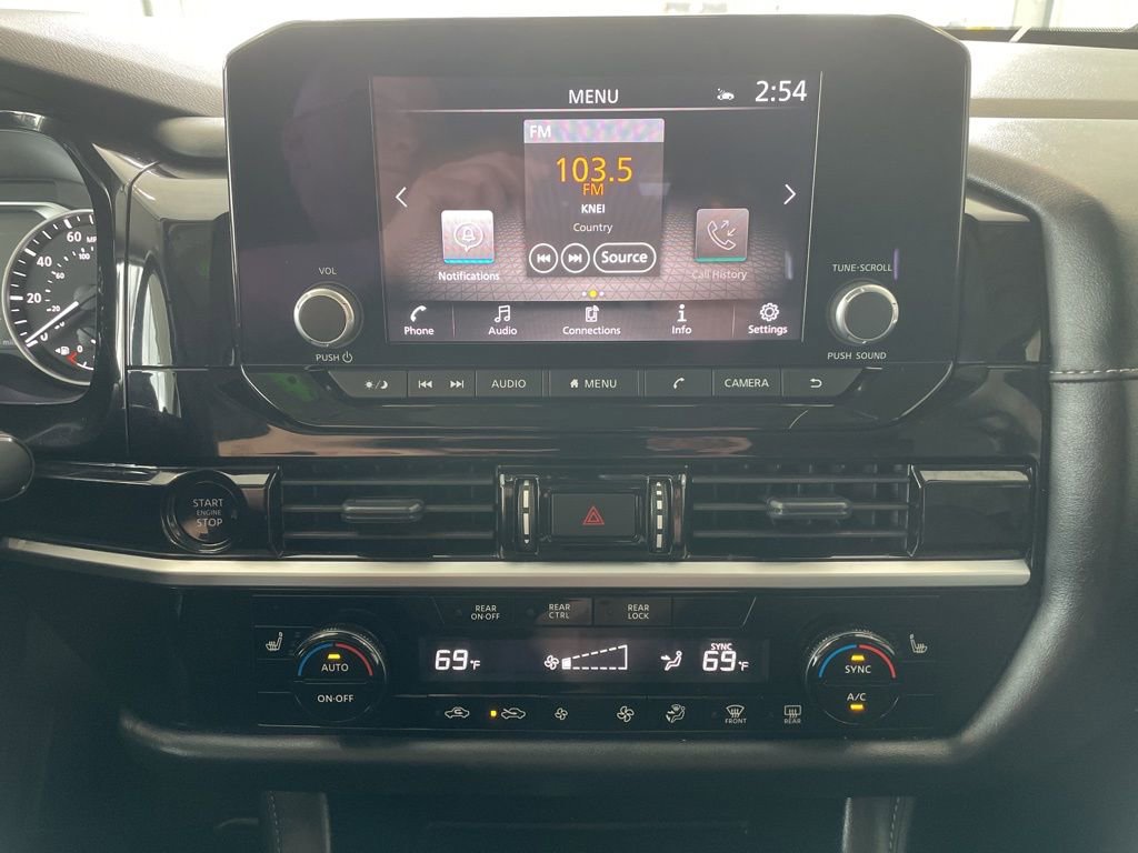 Used 2025 Nissan Pathfinder SV image 13