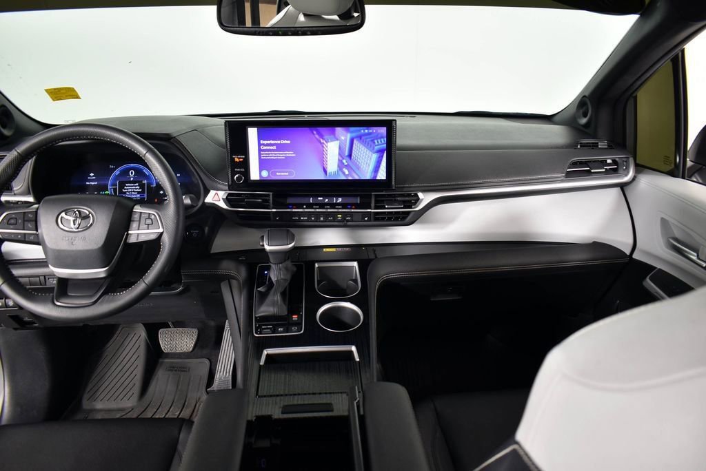 Used 2025 Toyota Sienna XSE w/ XSE Plus Package image 40