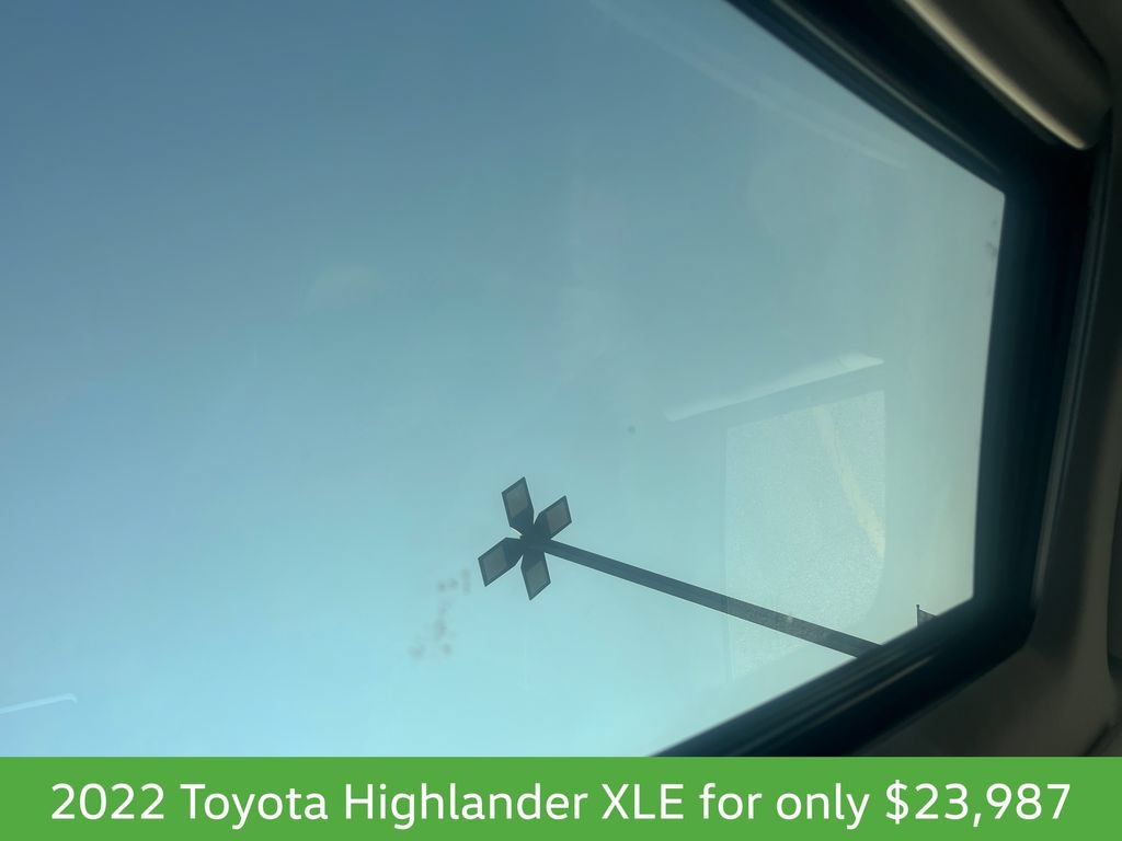 Used 2022 Toyota Highlander XLE AWD/4WD image 20