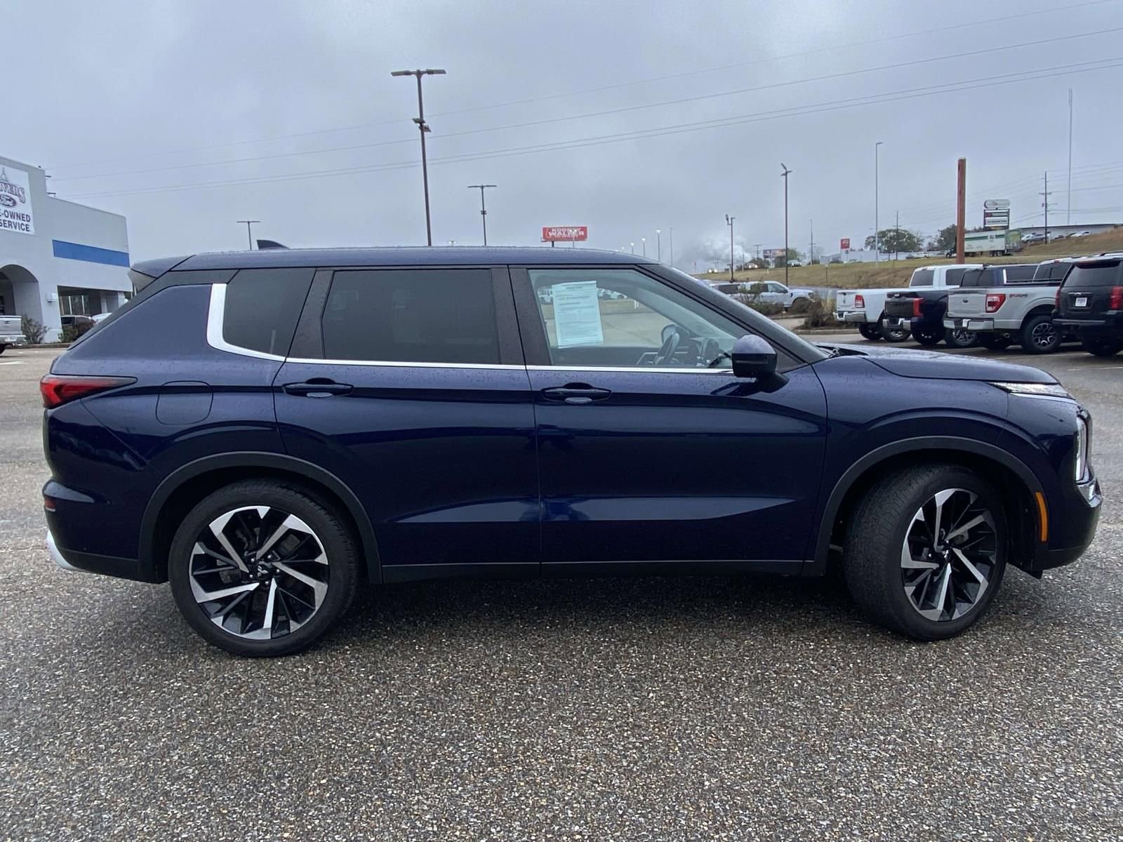 Used 2022 Mitsubishi Outlander SE image 8
