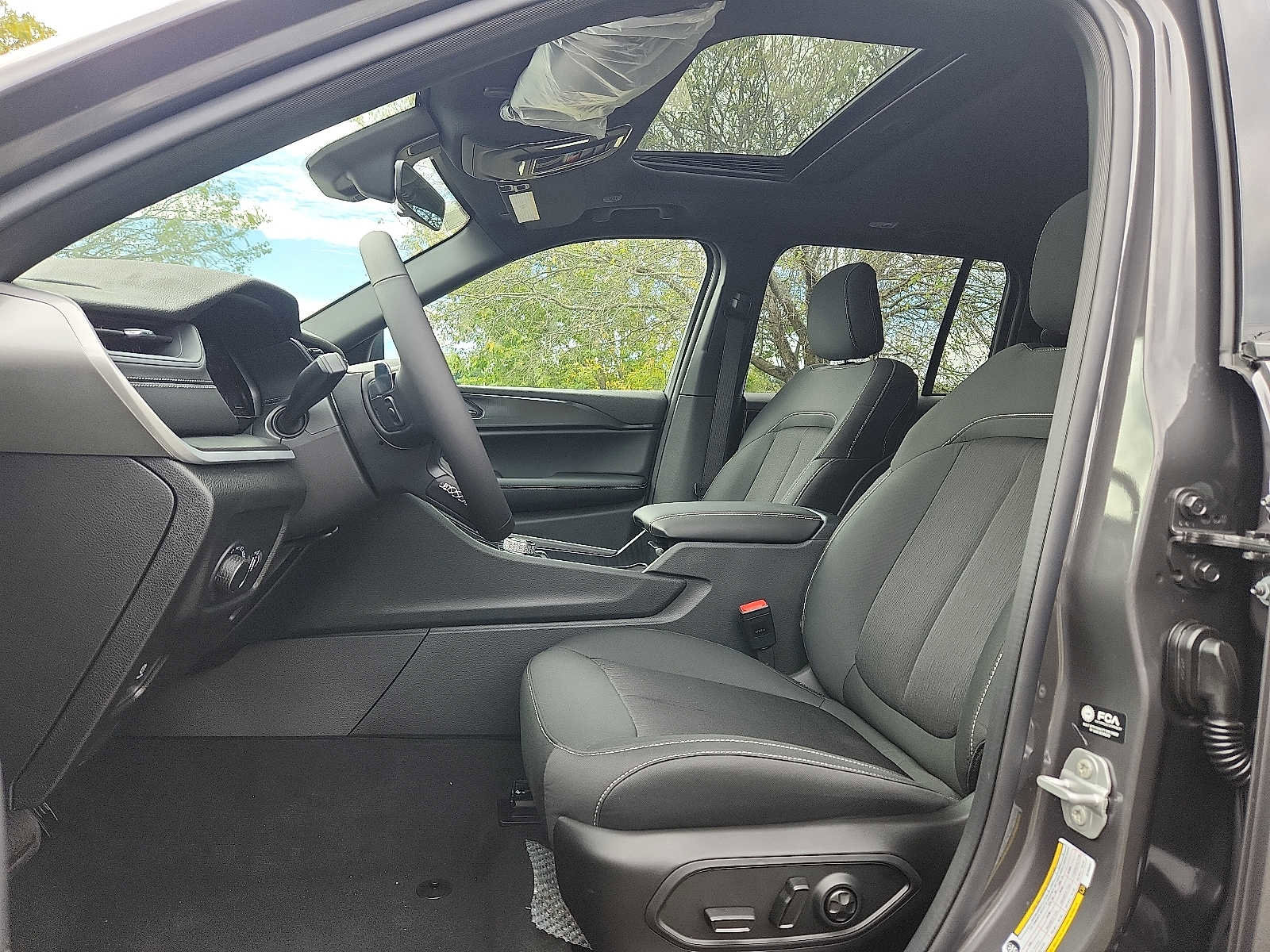 New 2025 Jeep Grand Cherokee Laredo image 9