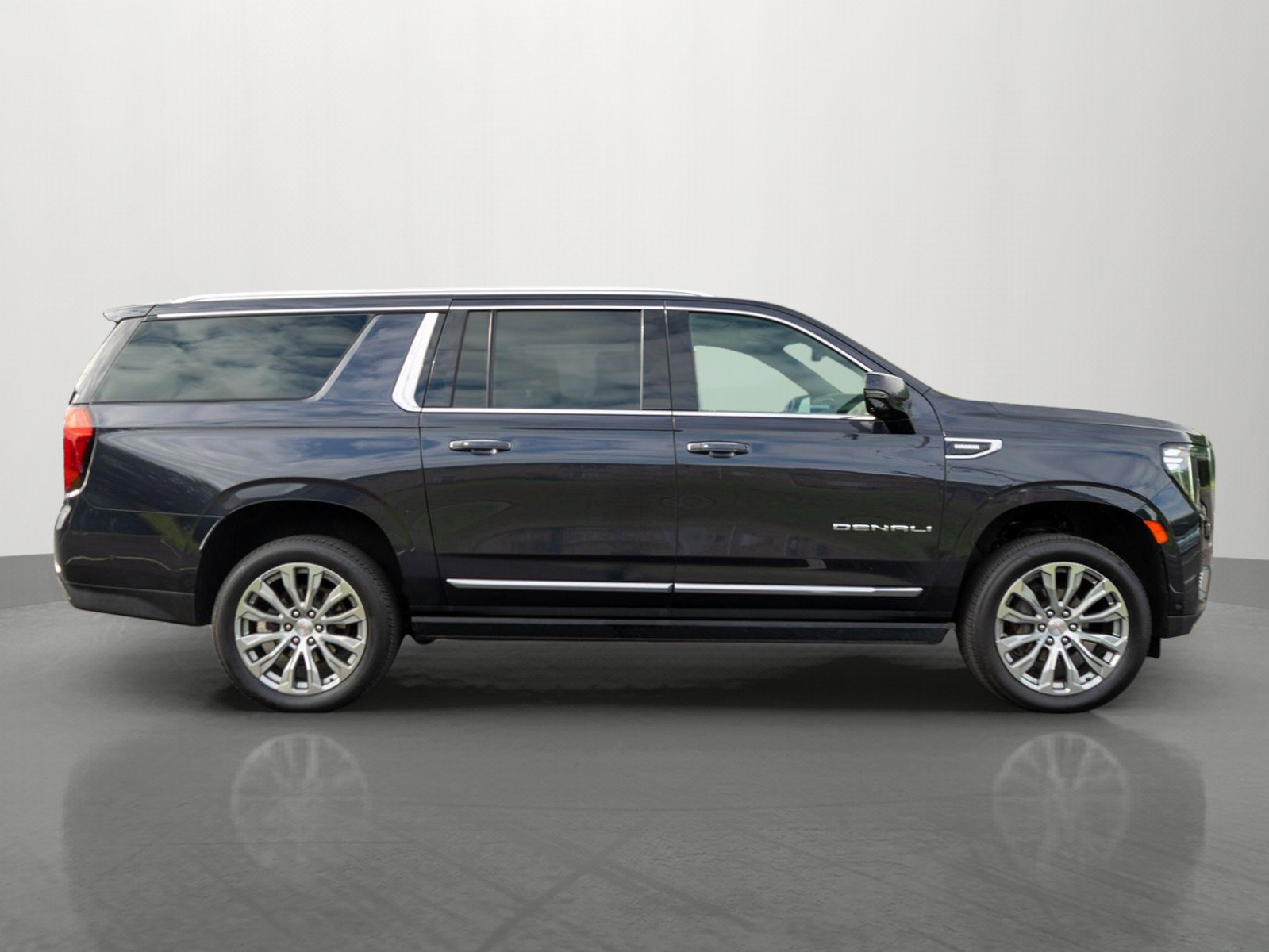 Used 2023 GMC Yukon XL Denali w/ Denali Reserve Package AWD/4WD image 8