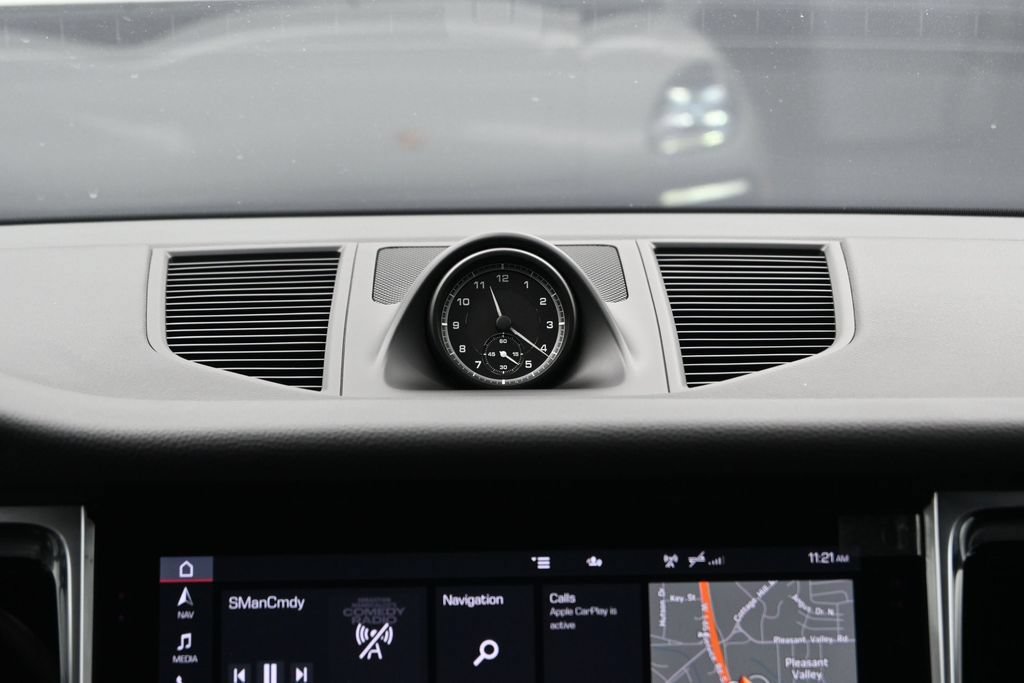 Certified 2023 Porsche Macan AWD/4WD image 24