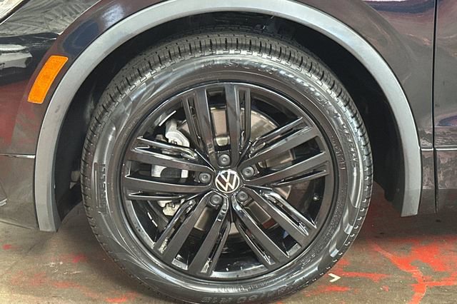 Certified 2022 Volkswagen Tiguan SE R-Line FWD image 36