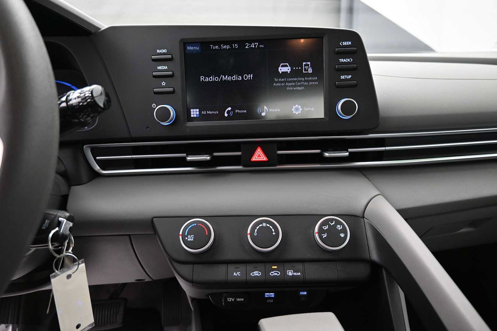 Used 2024 Hyundai Elantra SE FWD image 9