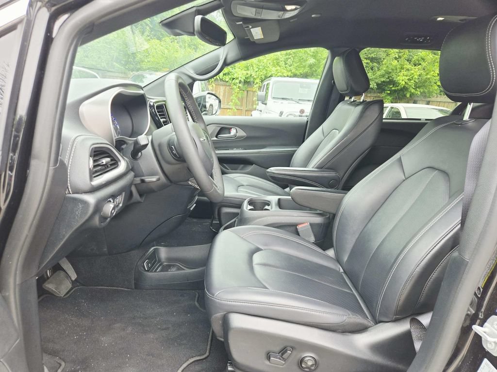 Used 2025 Chrysler Pacifica Select FWD image 11