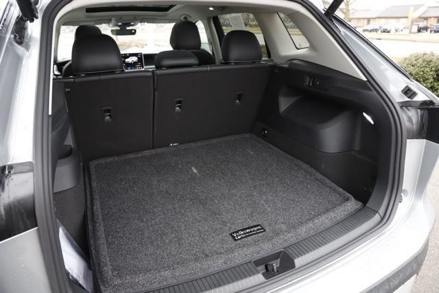 Used 2025 Volkswagen Tiguan SE w/ Panoramic Sunroof Package AWD/4WD image 7